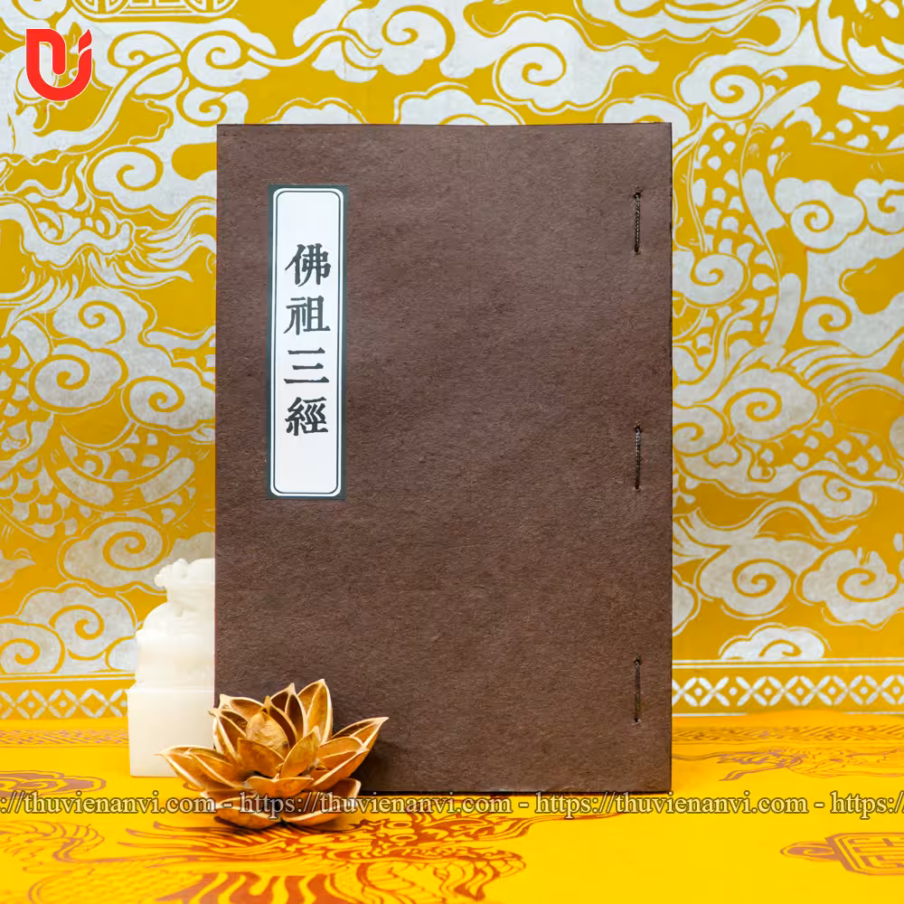 Phật Tổ Tam Kinh 佛祖三經 là ba bộ kinh sách của đức Phật và của Tổ, bao gồm hai kinh là kinh Tứ thập nhị chương 四十二章 và kinh Phật di giáo 佛遺教 và một bộ sách là Quy sơn cảnh sách 潙山警策